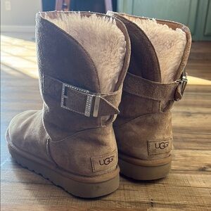 UGG Chestnut Brown with Buckle - size 7